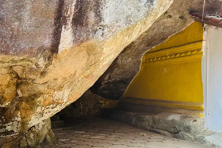 Aluviharaya Rock Cave Temple